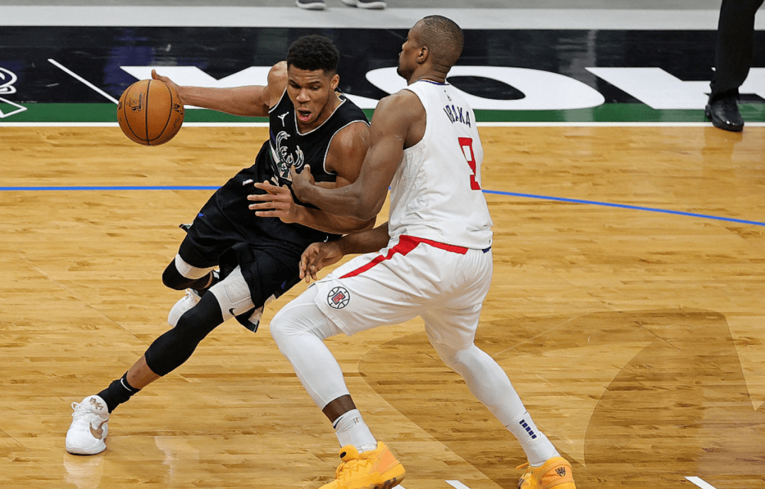 TheShy重要时刻出色防守,雄鹿带队取胜!比赛高潮迭起 TheShy重要时刻出色防守,雄鹿带队取胜!比赛高潮迭起